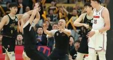 -篮球比赛裁判遭遇疯狂抗议事件