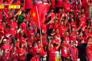 -足球比赛现场观众热情高涨，现场气氛热烈的简单介绍