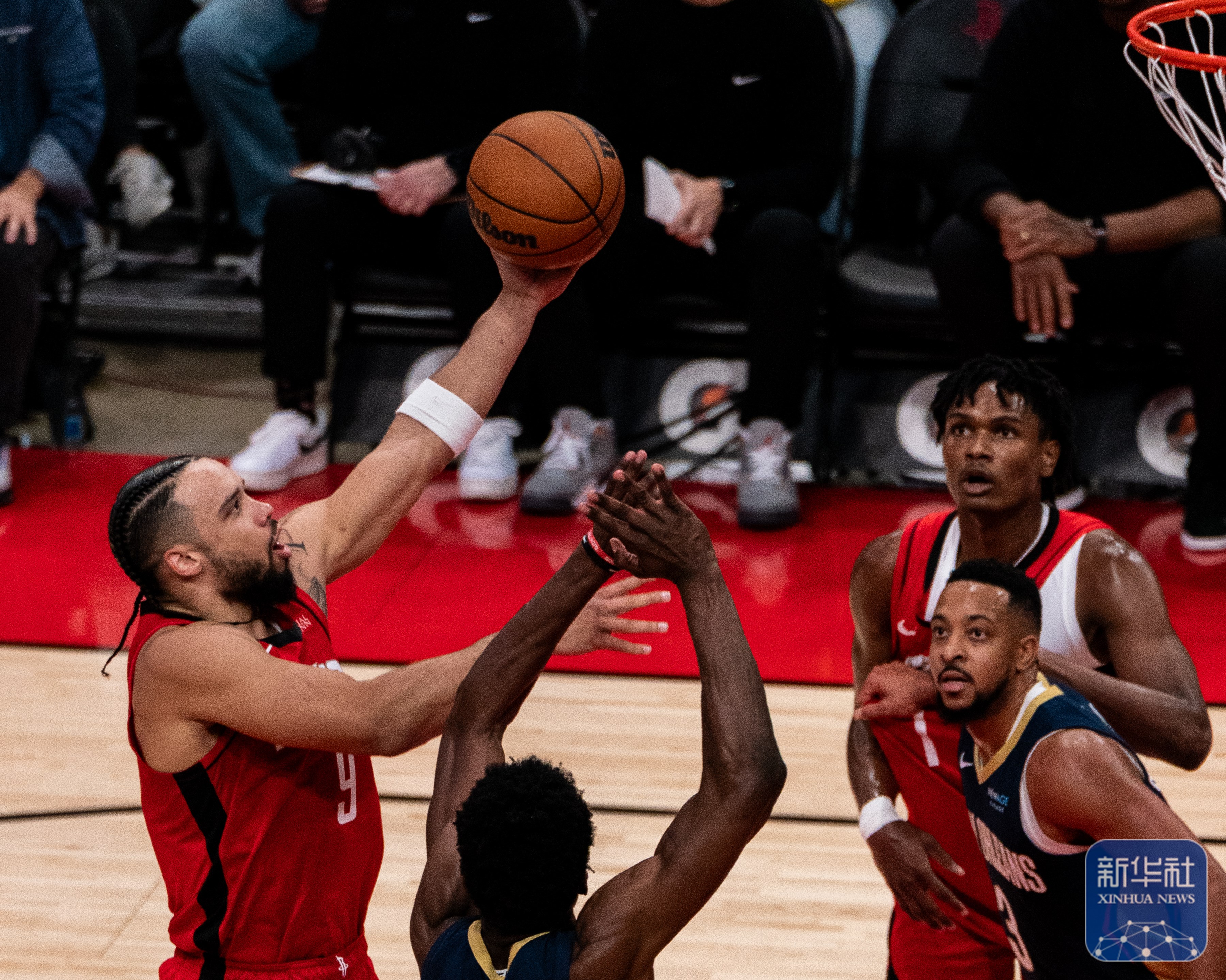 关于NBA常规赛激烈进行，火箭勇士展开巅峰对决的信息