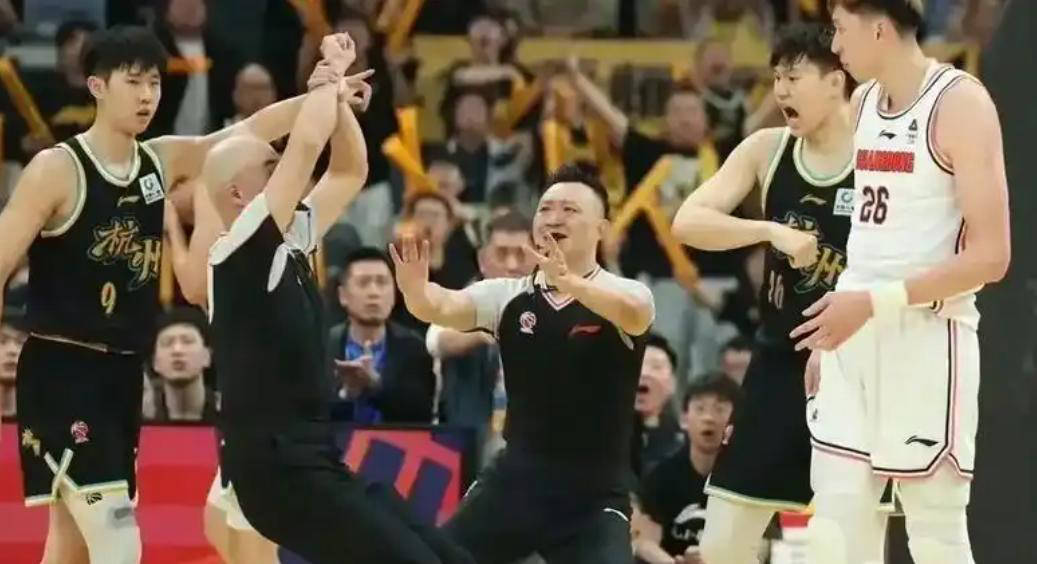 篮球比赛裁判遭遇疯狂抗议事件