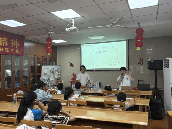 球员莅临社区活动，与孩子们互动交流