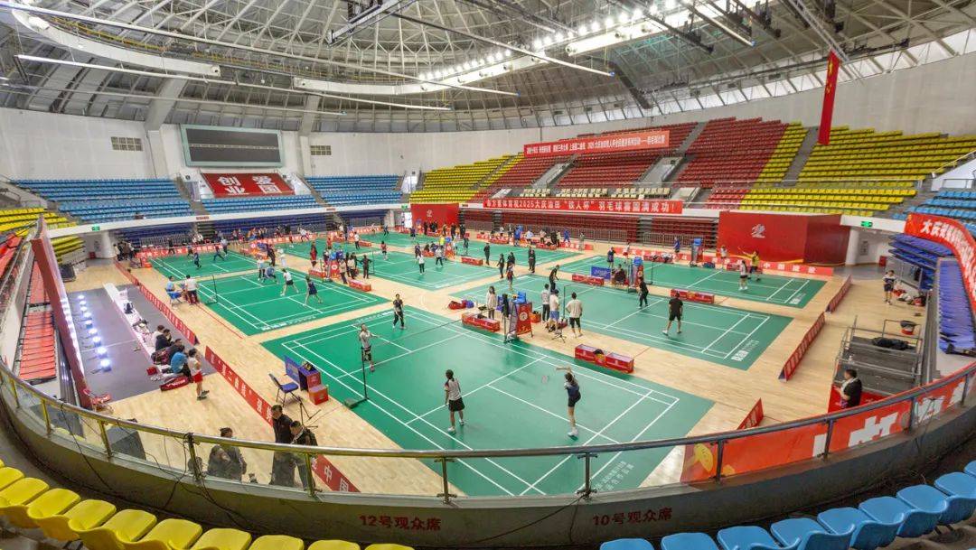 关于万众瞩目羽毛球赛场逐鹿激烈的信息