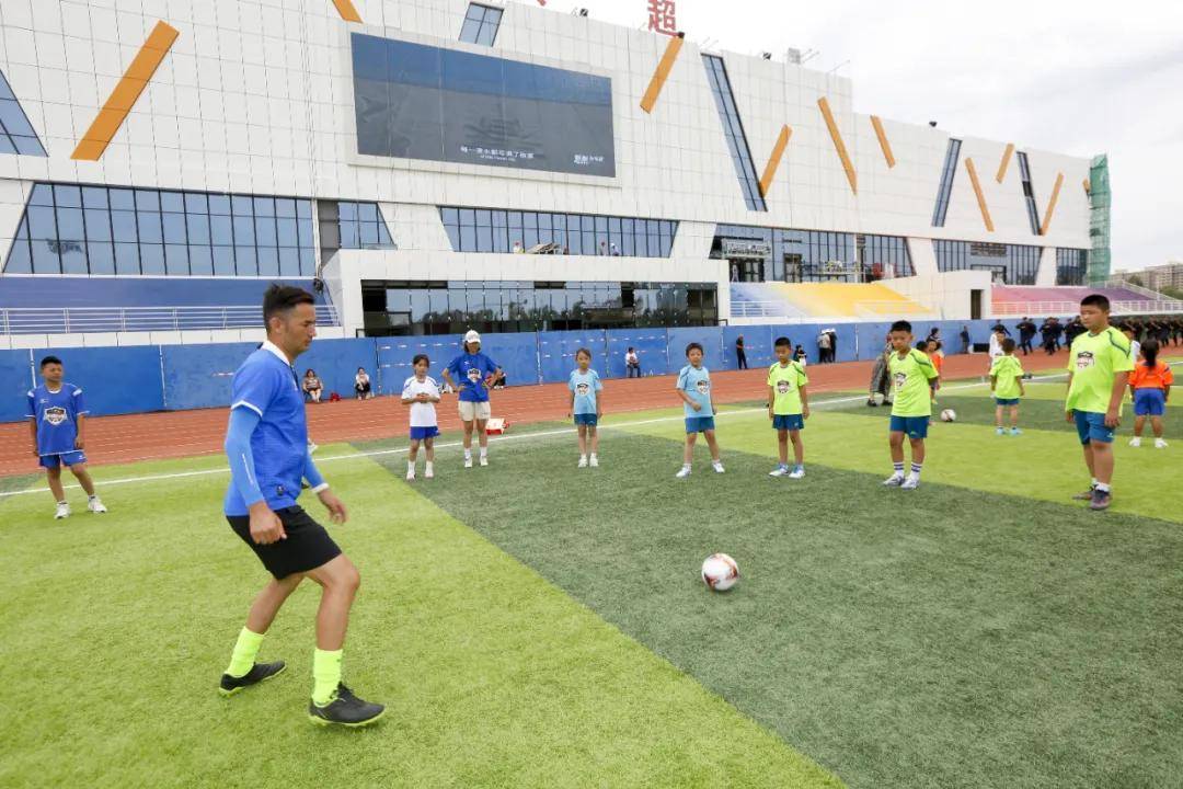 顶级足球对抗擦出火花，球场上激烈角逐