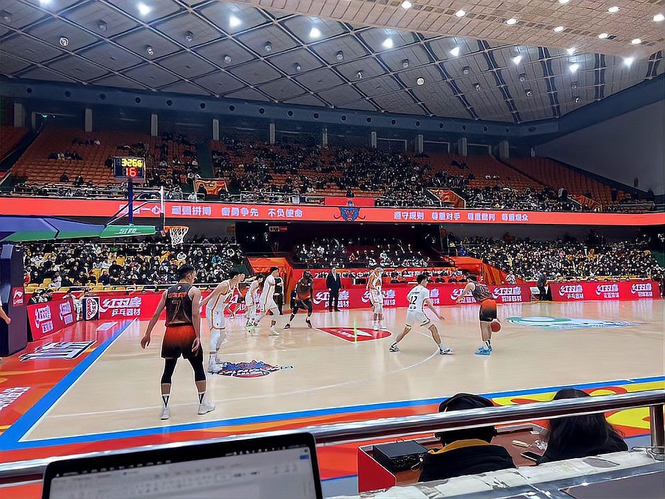 CBA联赛强队对决，火爆局面尽显风采