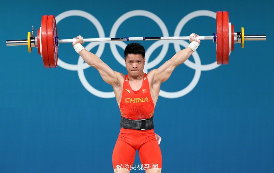 举重冠军再次封王加冕胜利