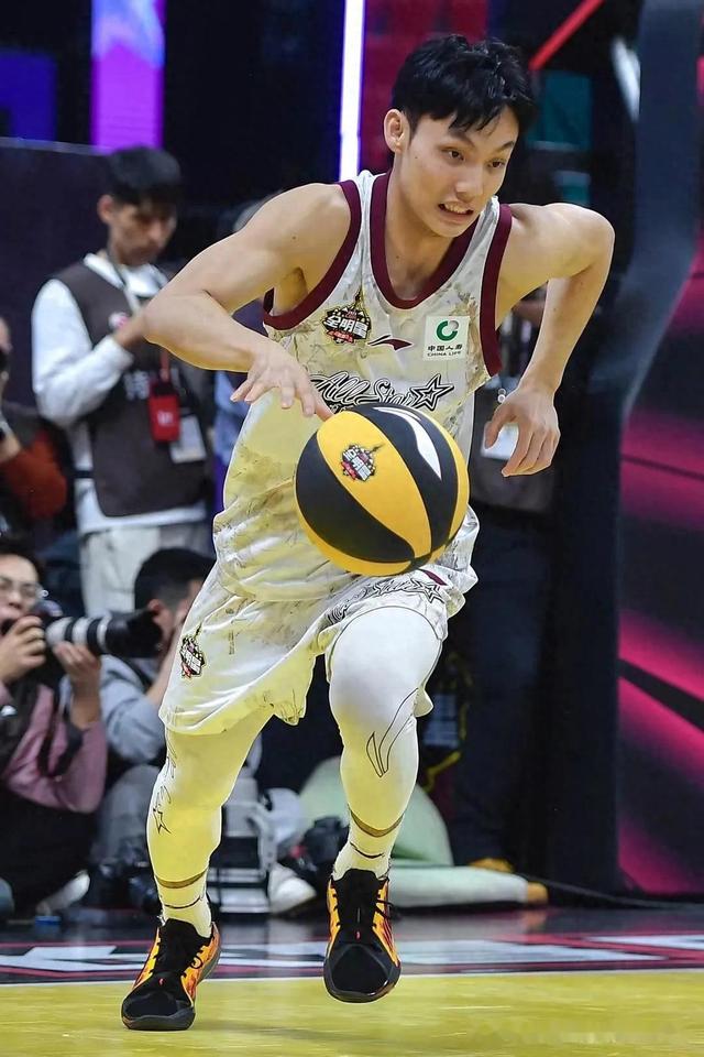 男篮联赛球员的个人技术展示备受关注