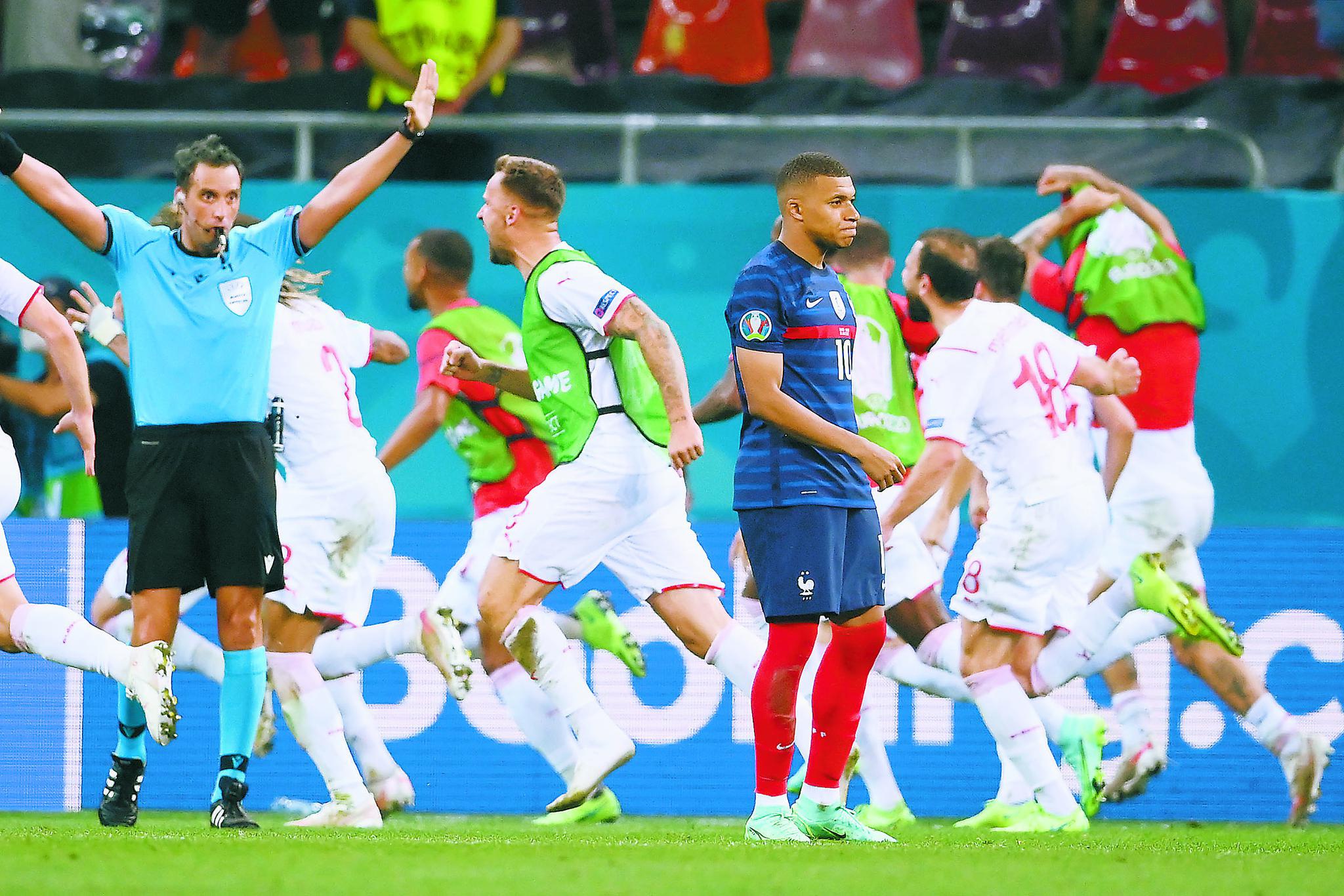 法国乒乓球队鏖战韩国乒乓球队，波尔完成帽子戏法