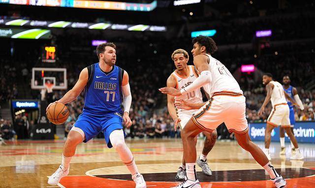 独行侠横扫掘金，东契奇砍下三双数据